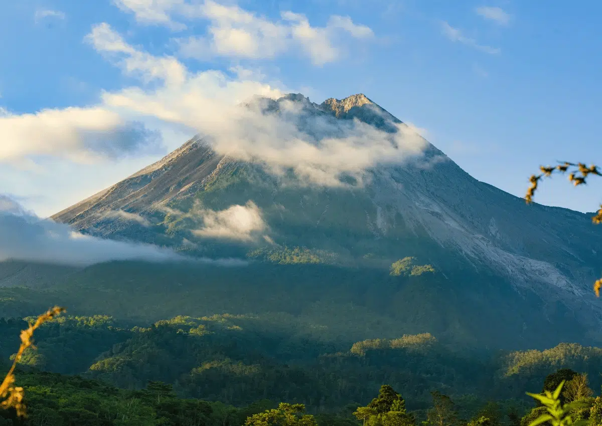 7 mitos gunung merapi.