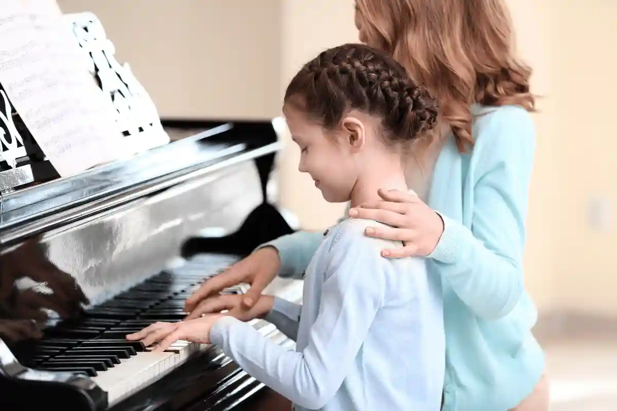 seorang wanita dan seorang gadis bermain piano
