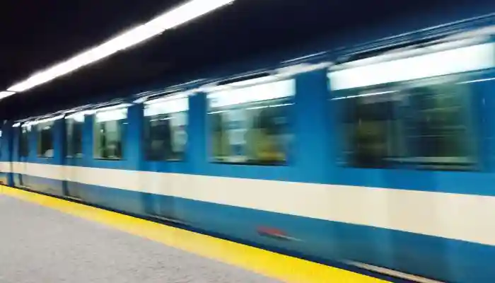 Kereta bawah tanah Montreal.