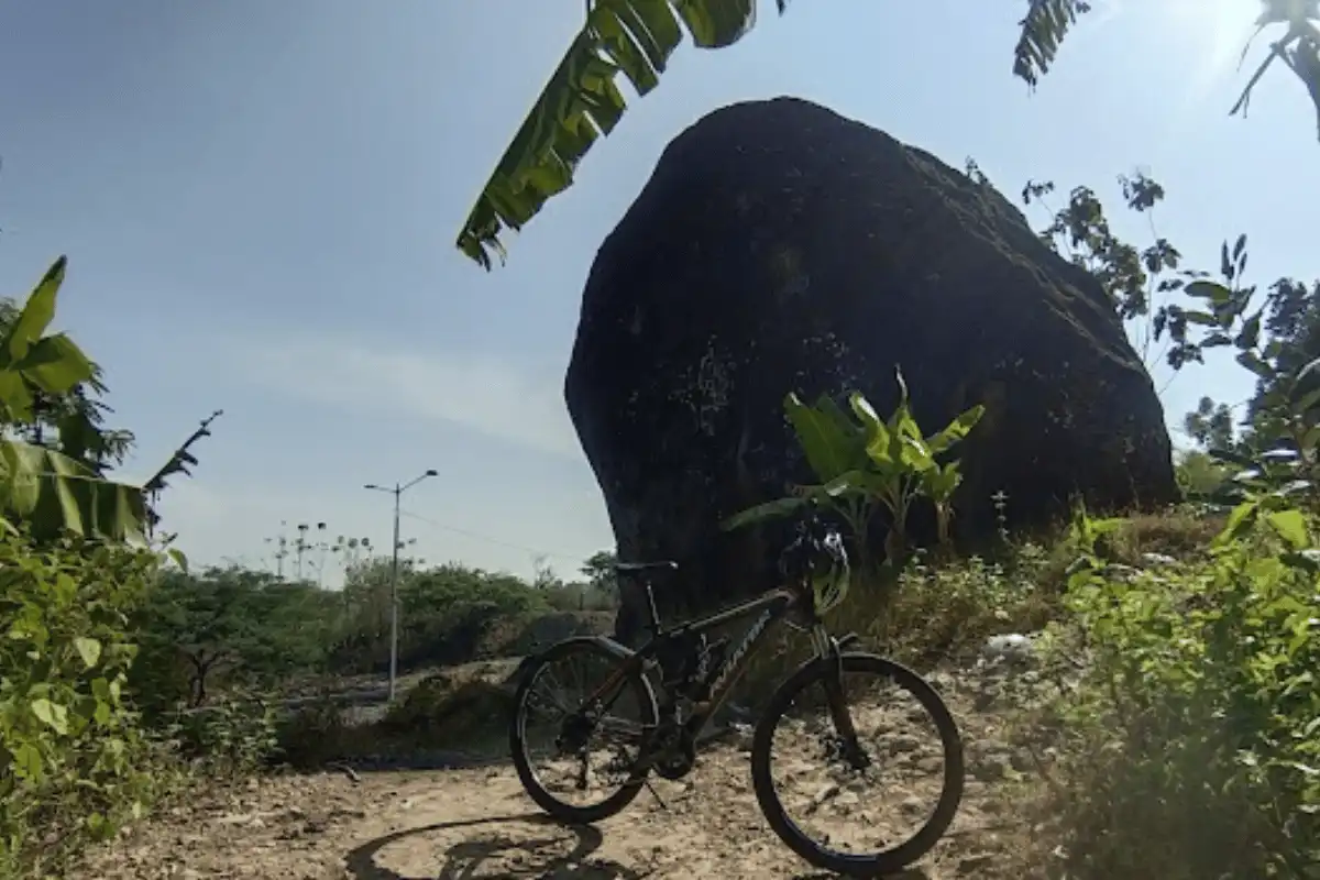 Batu besar Tol Cipali.