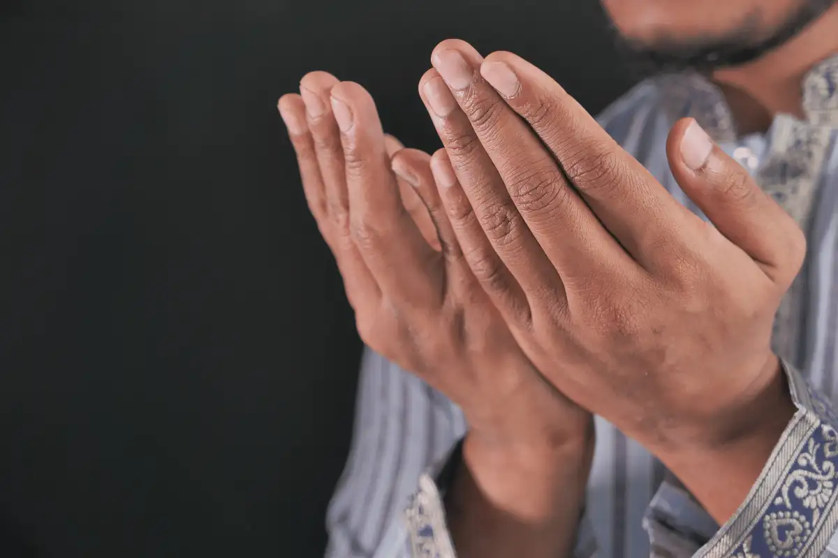  pria berdoa. 