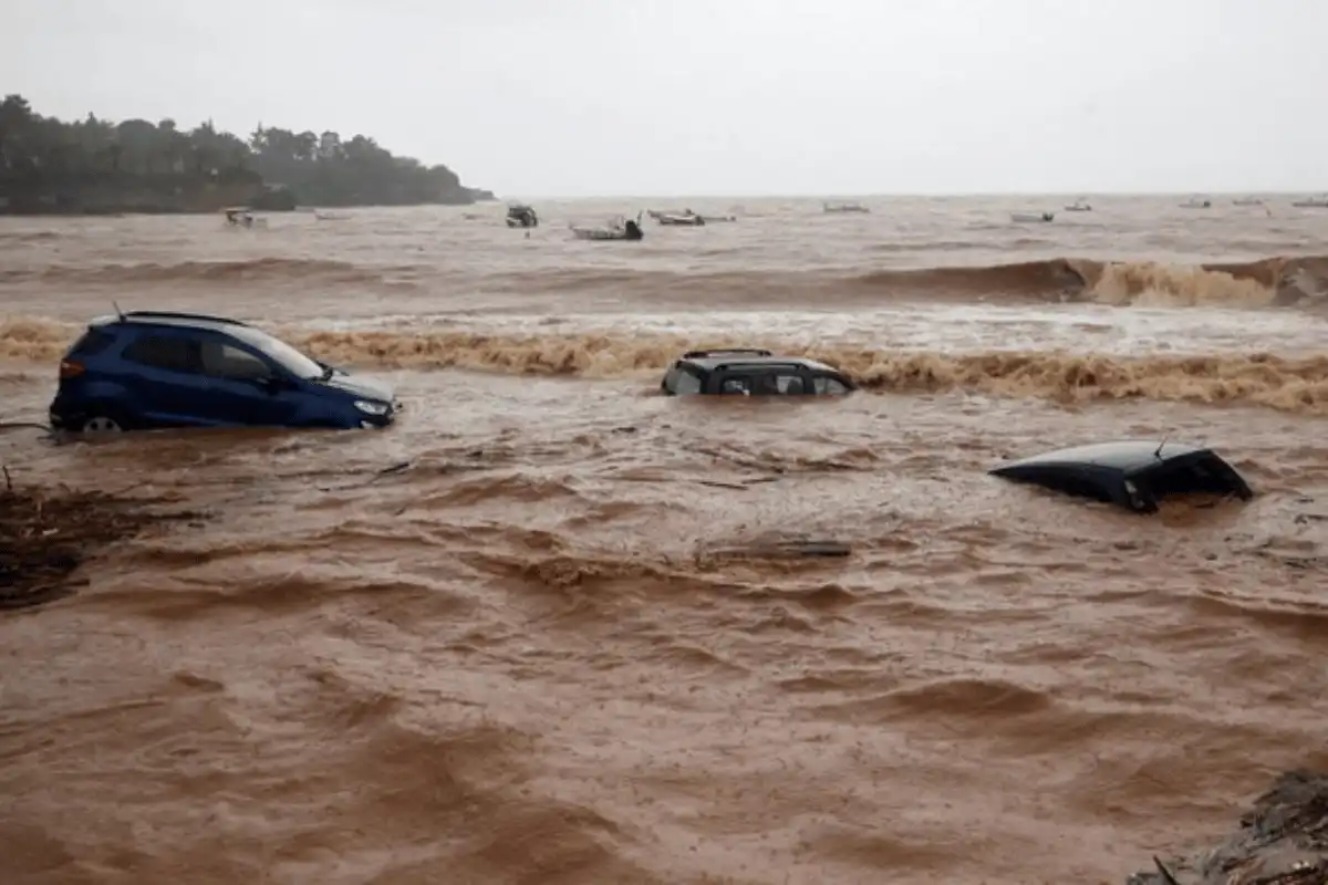 Banjir bandang.