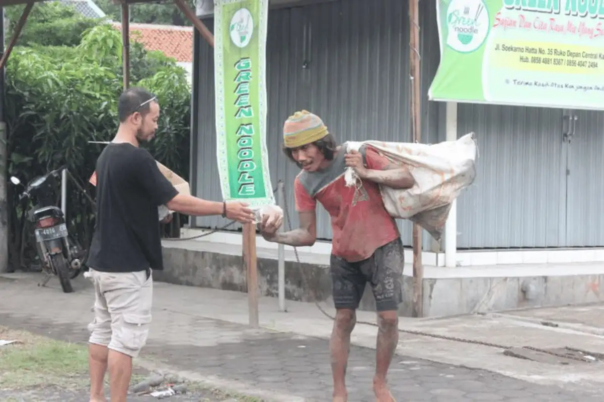 memberi makan